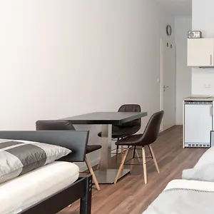 Monteurzimmer Pankow Mit Dachterrasse - Nur 10 Min. Von Der A10 - 3 Zimmer/ 7 Betten Gasthof Berlin